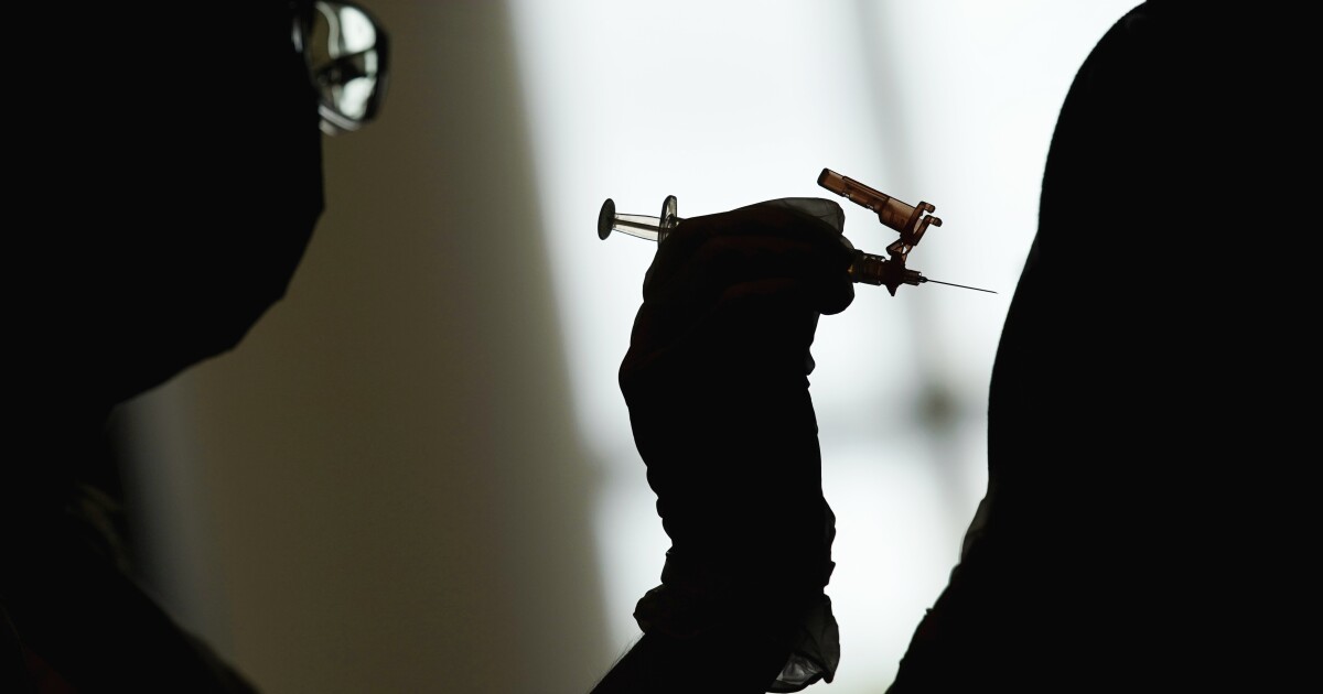 Menos de la mitad de las personas elegibles se han vacunado en los latinos de Colorado ya que más empresas exigen comprobante de vacunación Menos de la mitad de las personas elegibles se han vacunado en los latinos de Colorado ya que más empresas exigen comprobante de vacunación