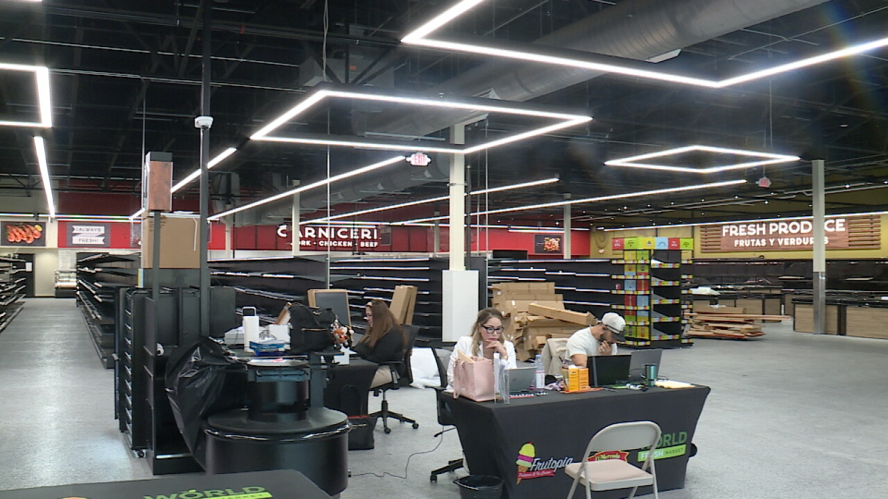 El Mercado Fresco front interior.jpg