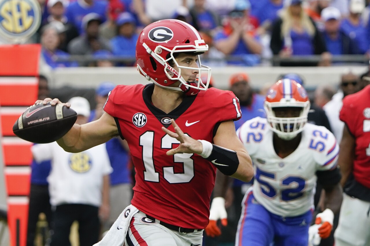Georgia Bulldogs QB Stetson Bennett looks for receiver vs. Florida Gators, Oct. 29, 2022