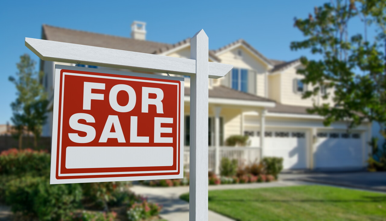 For,Sale,Real,Estate,Sign,In,Front,Of,Beautiful,House.