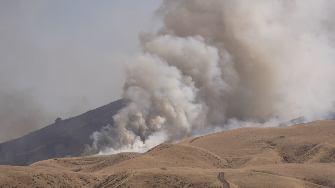 Buzzard fire near the Grapevine closing lane on I-5, prompting evacuation order