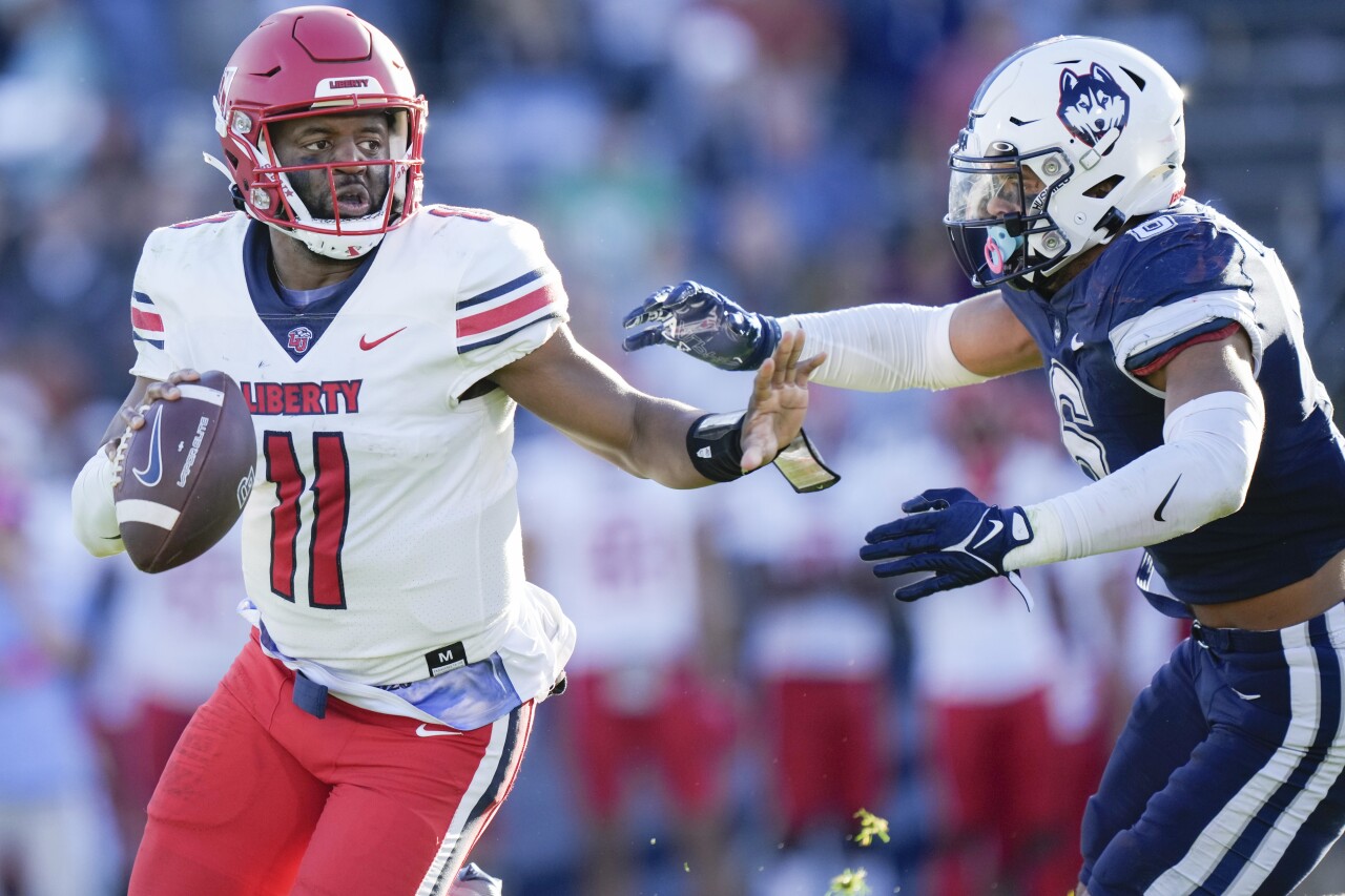 Liberty Flames QB Johnathan Bennett scrambles at Connecticut Huskies, Nov. 12, 2022
