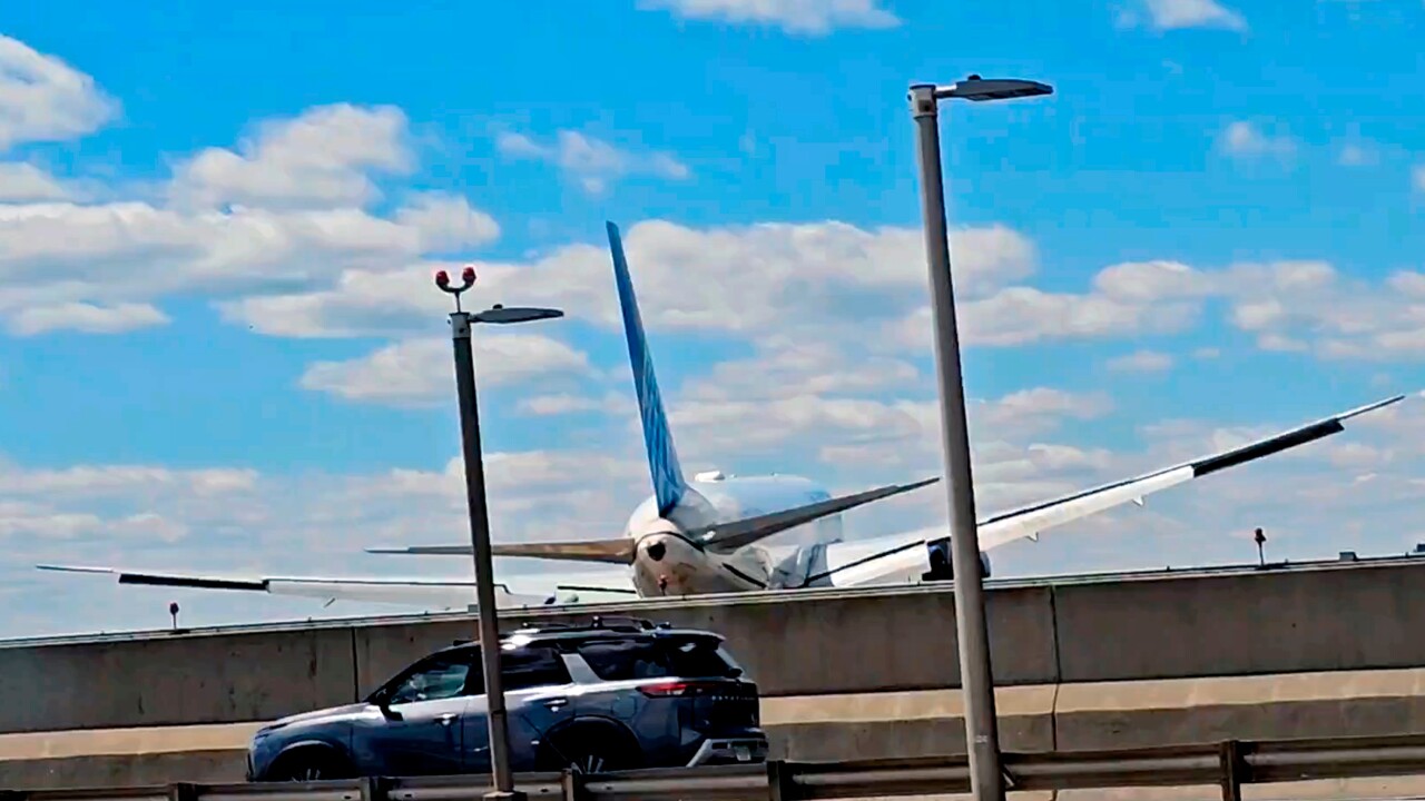 Plane Strikes Light Pole