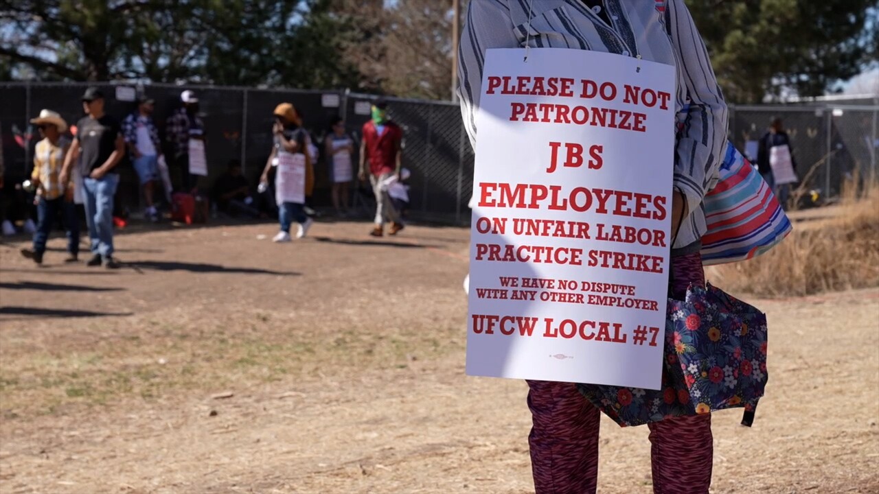 JBS employees strike.jpg