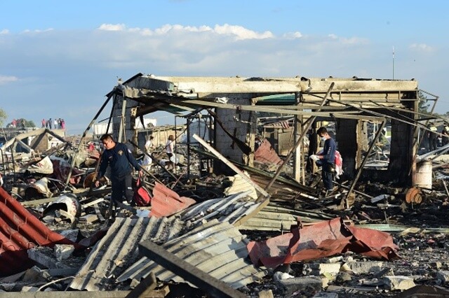 Blasts wipe out busy firework market in Mexico