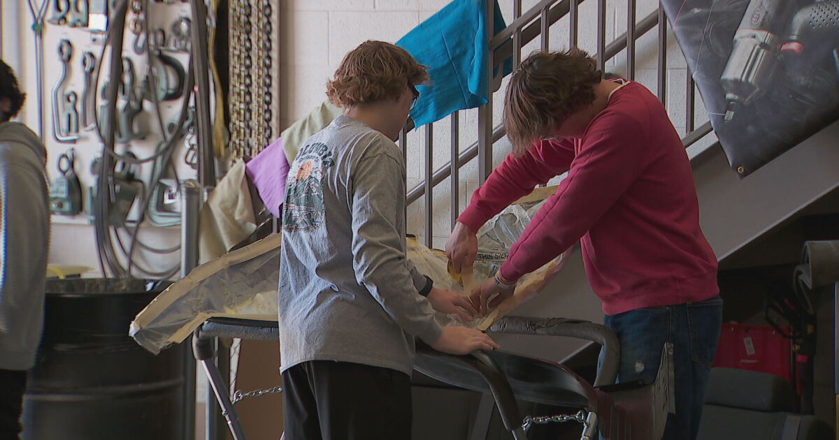 Stewarts Creek High School students master autobody care in this unique program - Vimarsana News