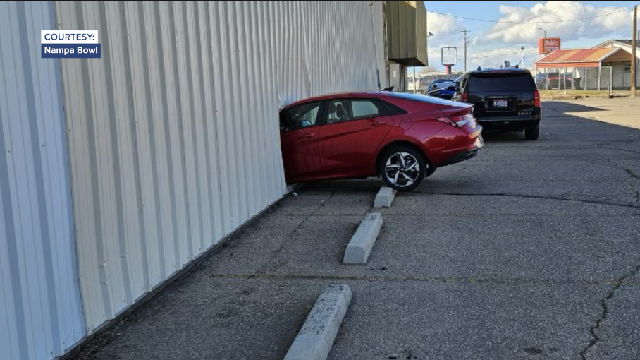 Car crashes into Nampa Bowl