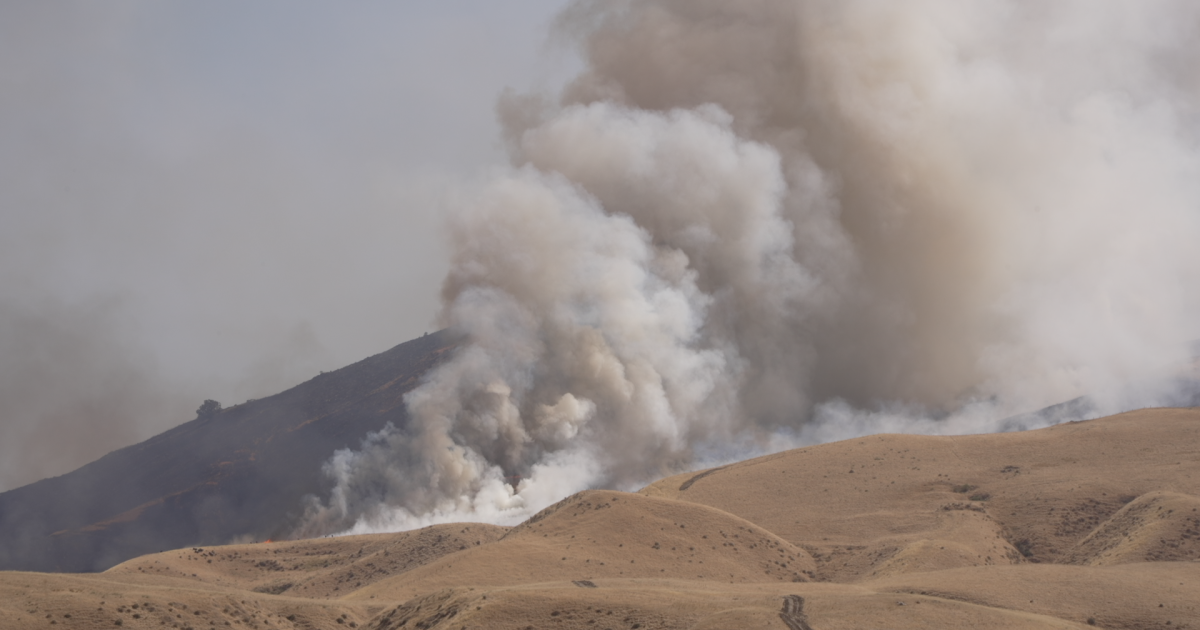 Buzzard fire near the Grapevine closing lane on I-5, prompting evacuation order