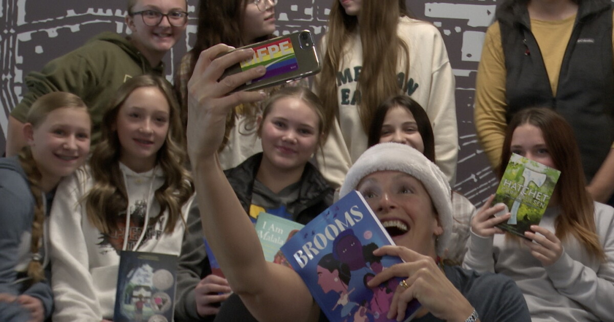 Teacher's union donates 200 books to East Middle in Butte - Vimarsana News