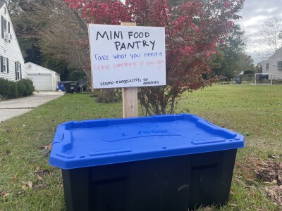 Portsmouth woman opens mini food pantry to help neighbors during government shutdown