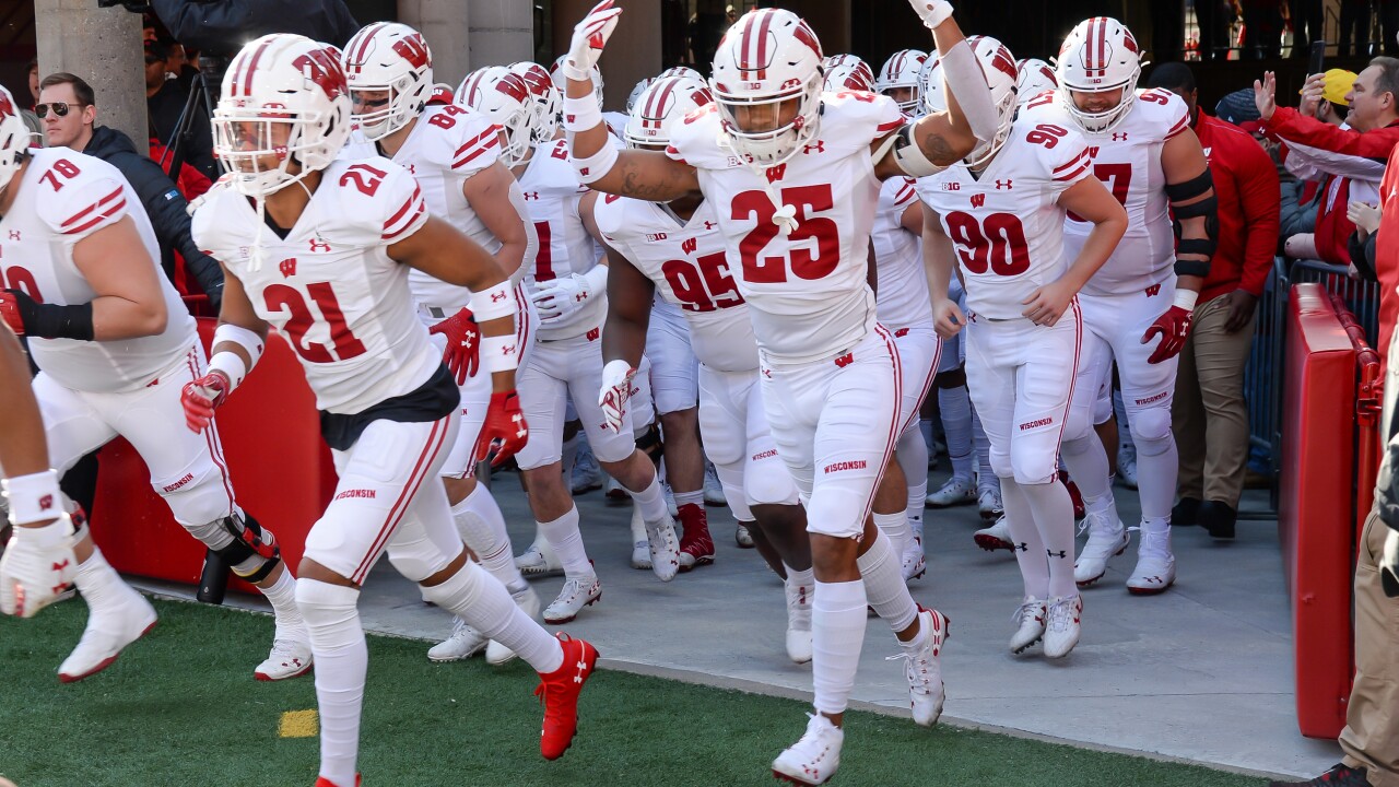 Wisconsin Badgers Minnesota Gophers Vie For Paul Bunyan S Axe