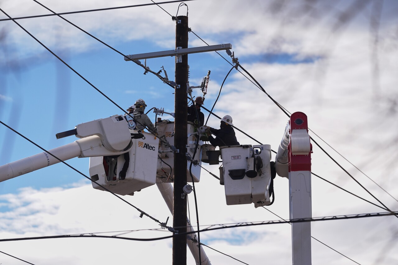 xcel crews power shutoff_dec 18 2025.jpg