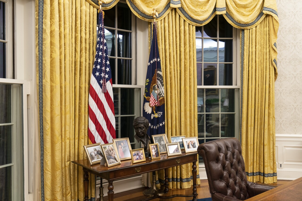 Oval office desk zoom background - pinoykol