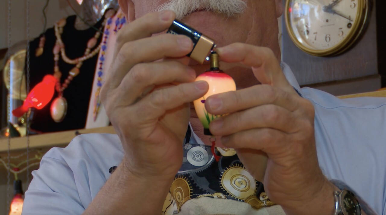 Marvin Hunt fixes Xmas lights
