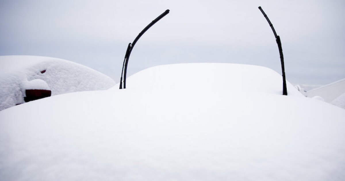 Here's why you shouldn't lift windshield wipers up when it snows