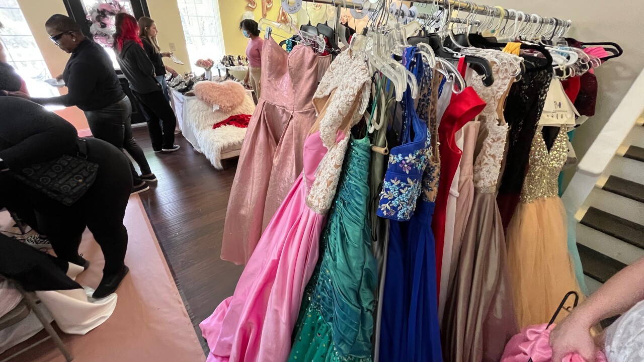 Virginia Beach nonprofit gives local girls in foster care the prom experience Virginia Beach nonprofit gives local girls in foster care the prom experience