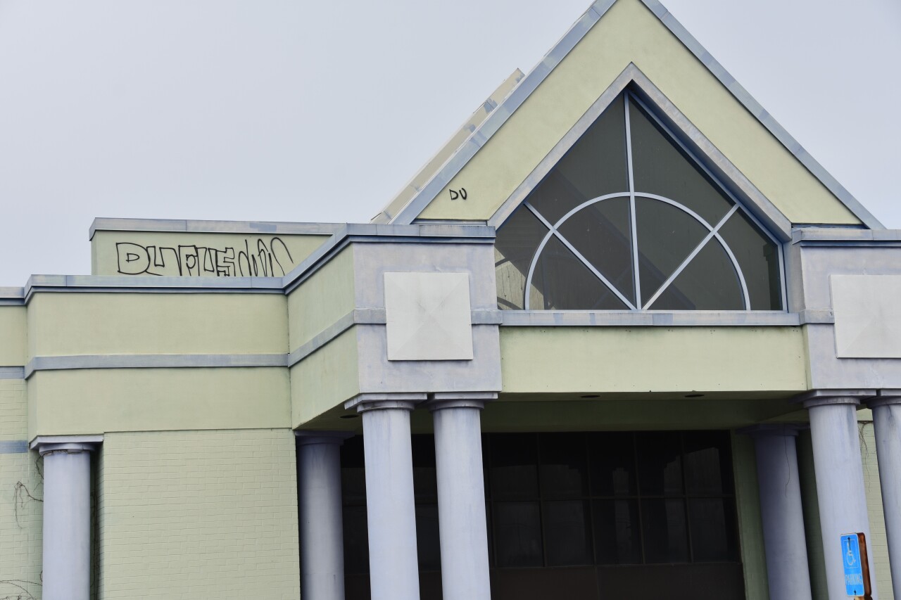 How Ohio S Second Biggest Mall Became An Amazon Parking Lot