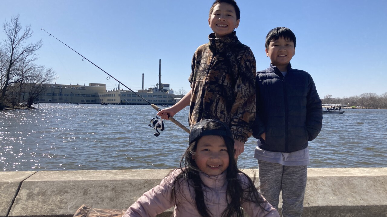Siblings fish in De Pere