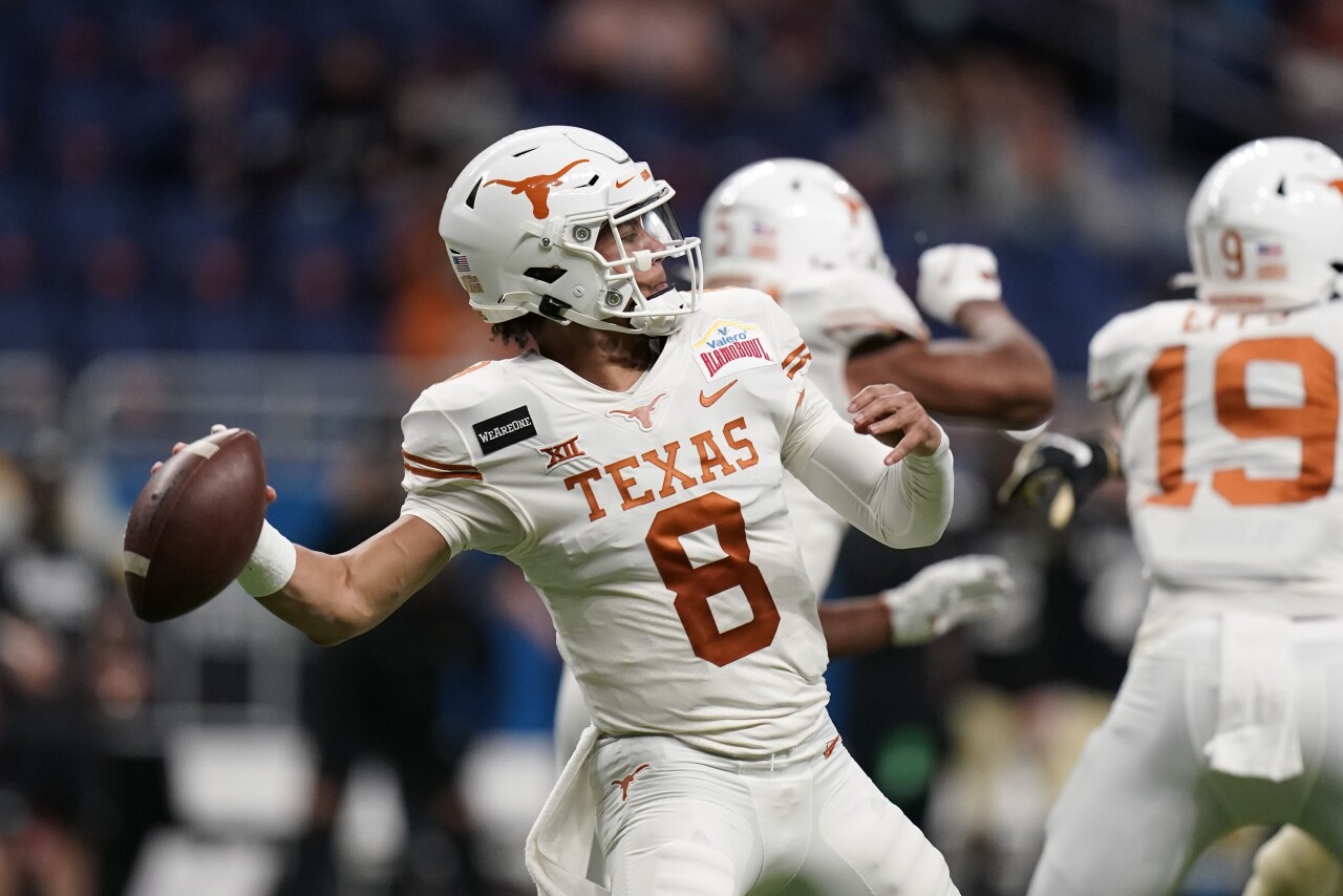 Texas Longhorns QB Casey Thompson throws during 2020 Alamo Bowl