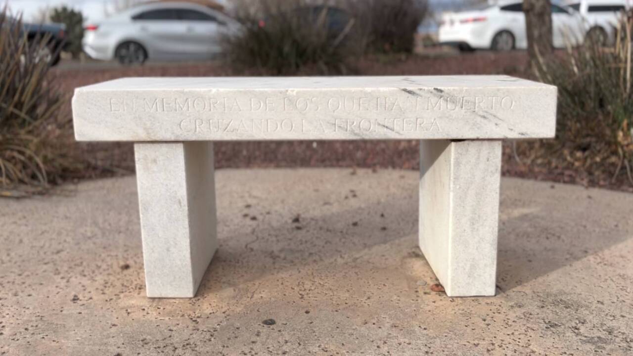 The bench has written in Spanish, “En memoria de los que han muerto cruzando la frontera," which translates to, “In memory of those who have died crossing the border.”