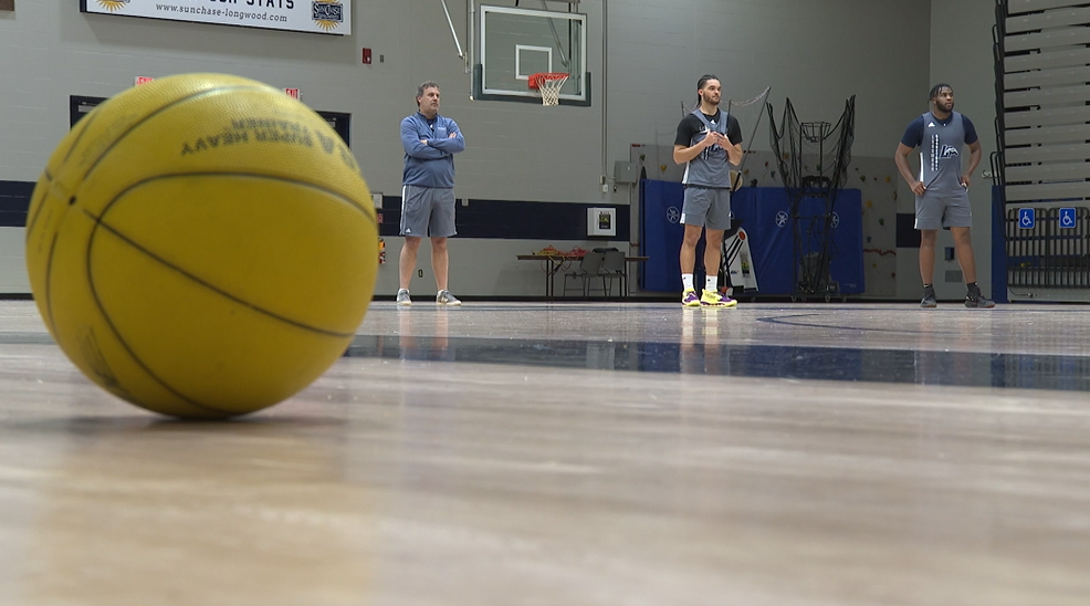 Longwood University basketball 01.png