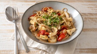 Whole,Grain,Spaghetti,With,Tomatoe,,Mushroom,And,Chicken,Strips,,Garnished