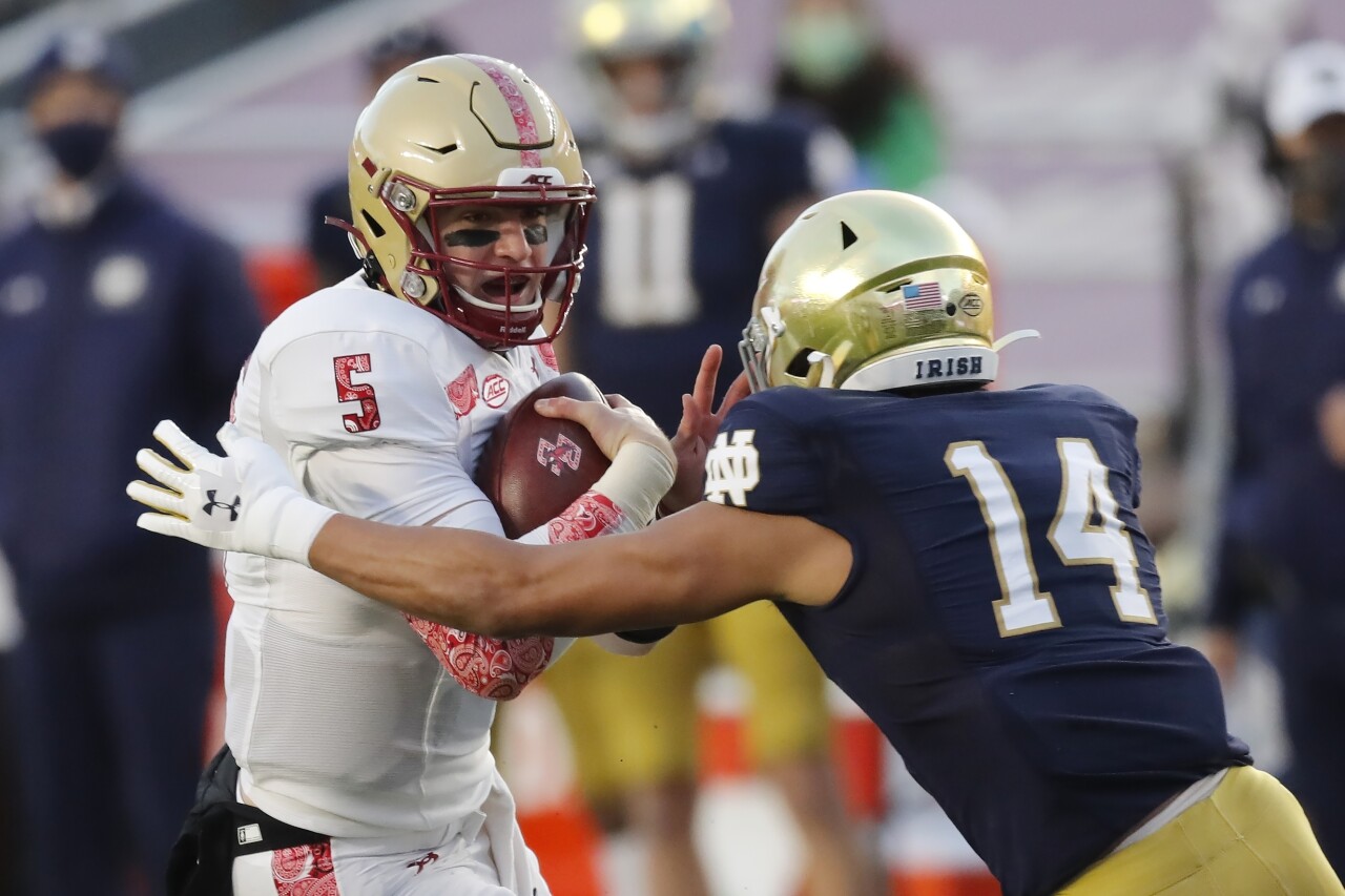Boston College Eagles QB Phil Jurkovec carries ball vs. Notre Dame Fighting Irish in 2021