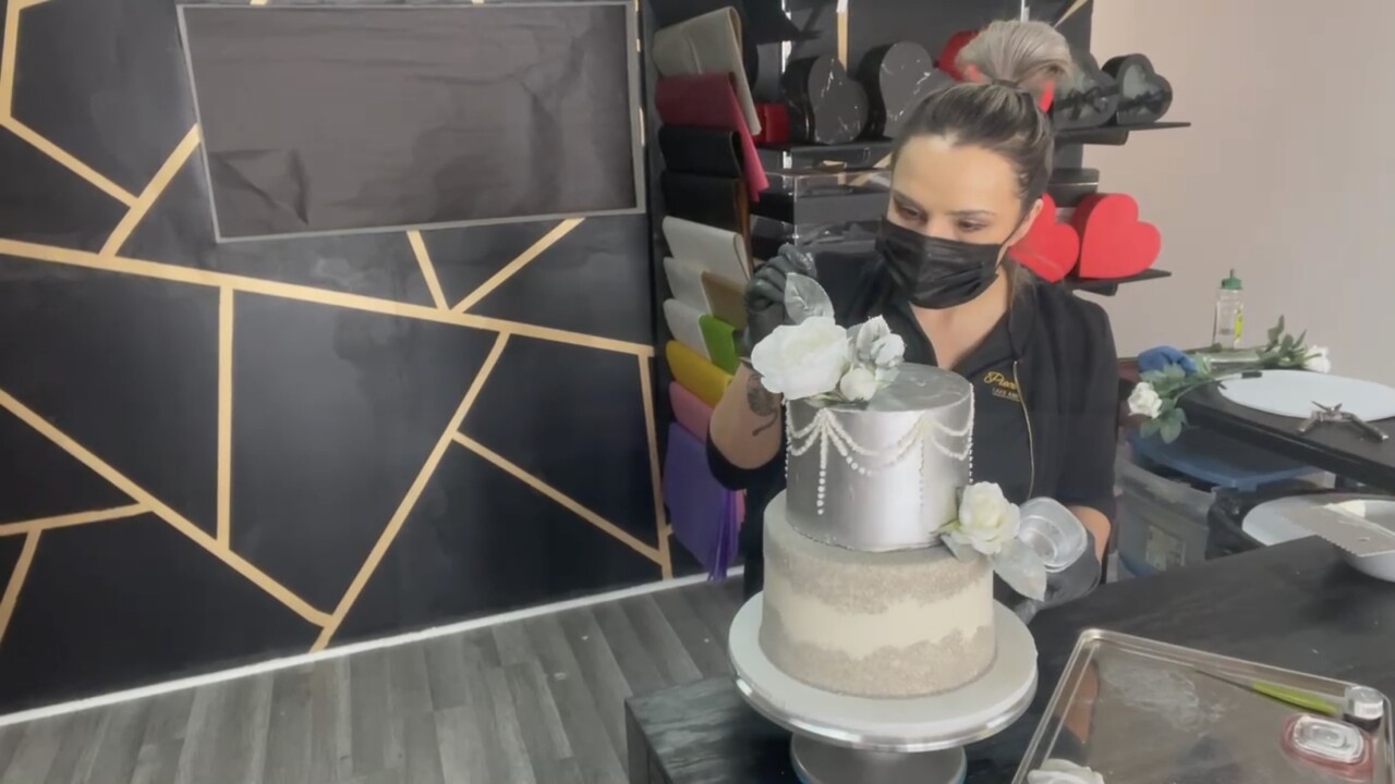 Ana González decorating cakes
