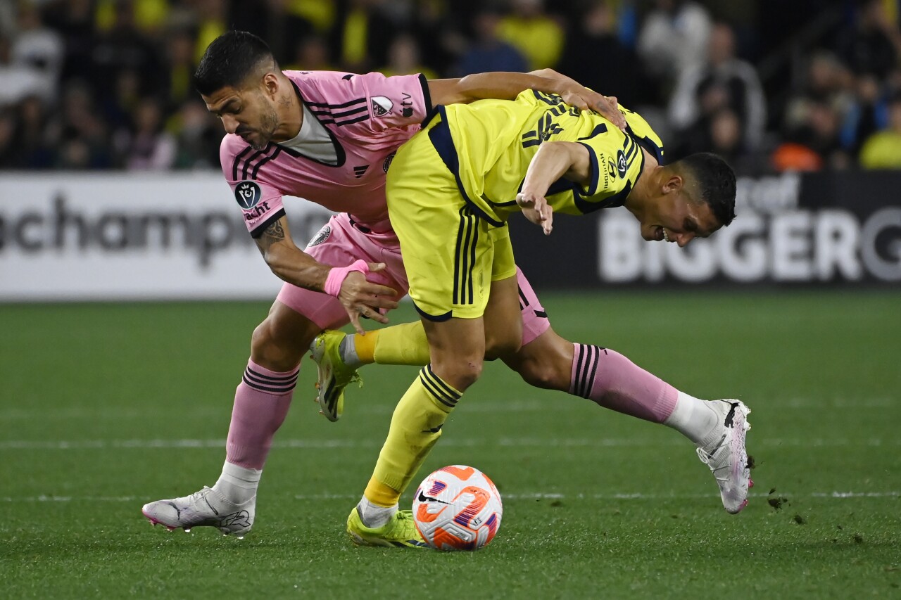 Inter Miami forward Luis Suarez and Nashville SC midfielder Sean Davis battle for ball during first half, March 7, 2024
