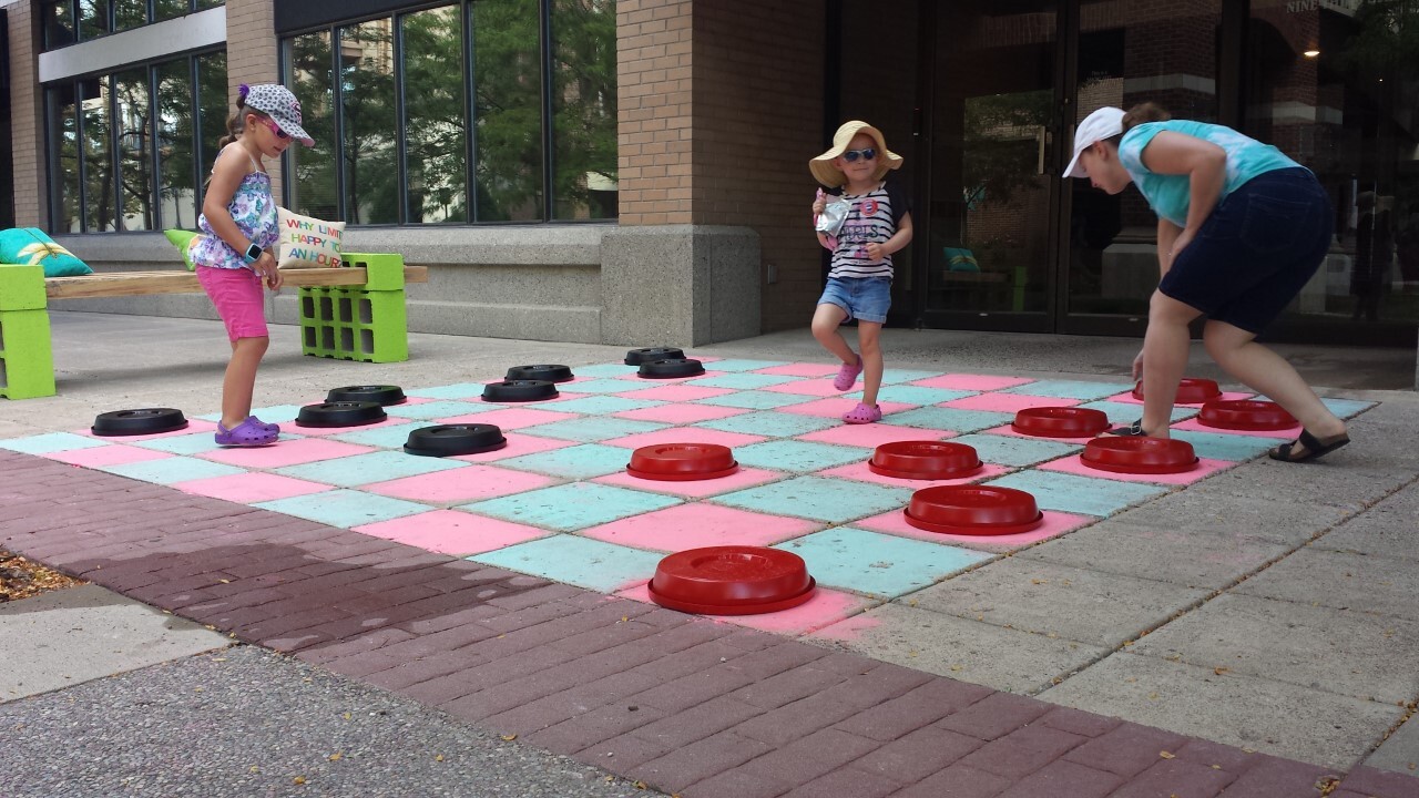 Giant checkers
