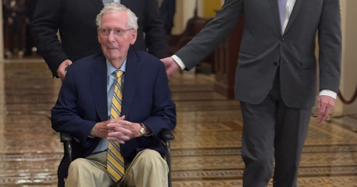 Kentucky Sen. Mitch McConnell returns to Capitol Hill to resume Senate work