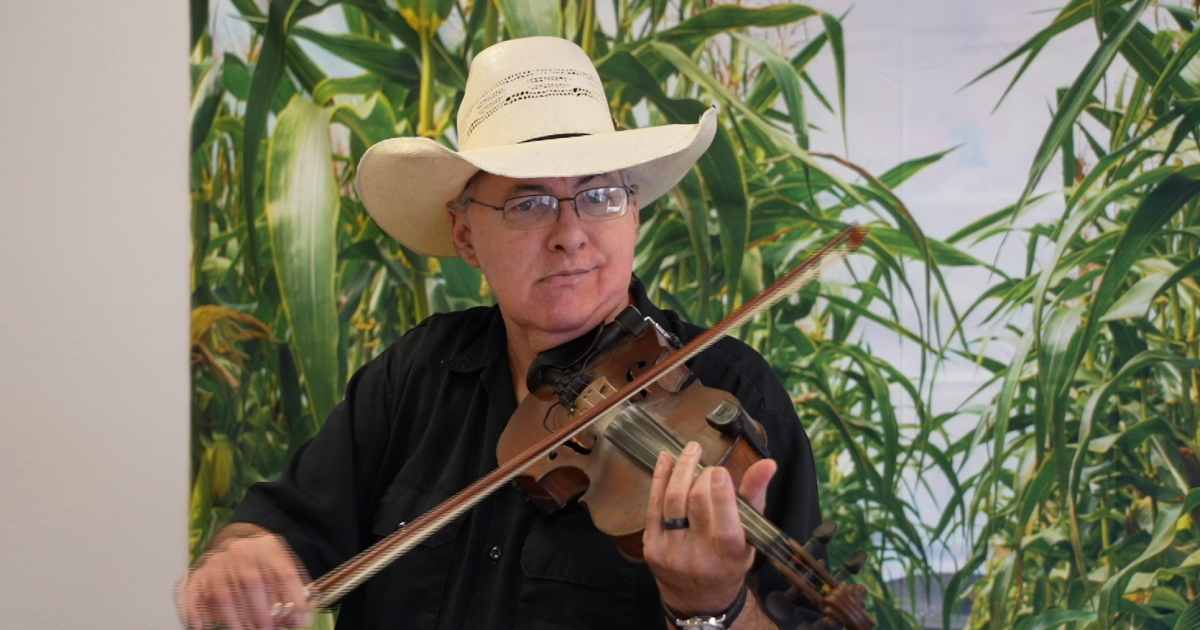 Musician gives a taste of Fiddler's Fest in Sinton city meeting