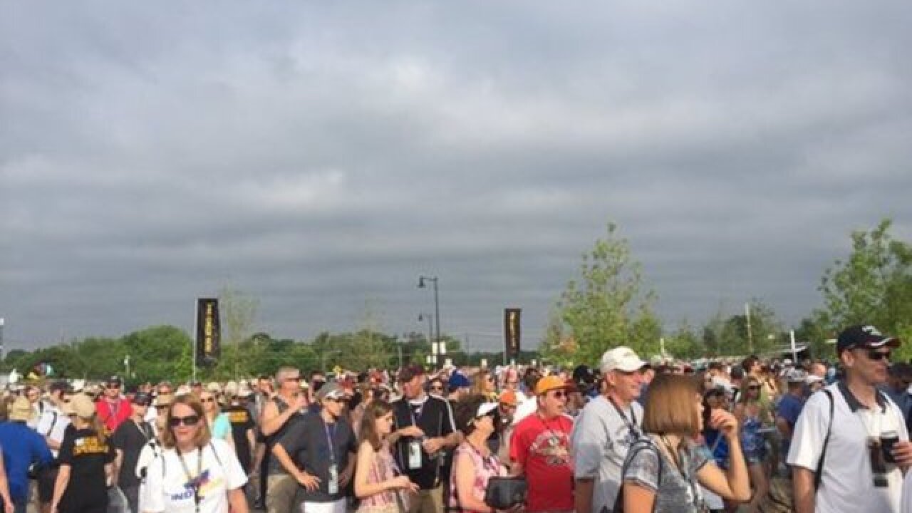 PHOTOS: Early risers ready for the race