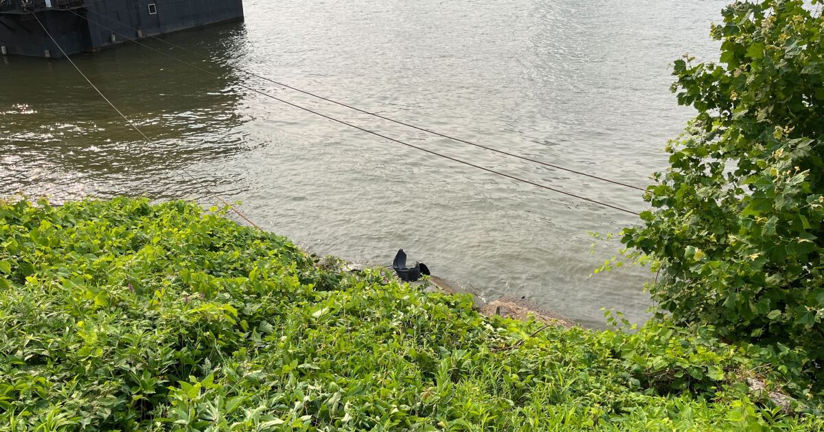 Boater helps rescues man from vehicle that crashed into Ohio River