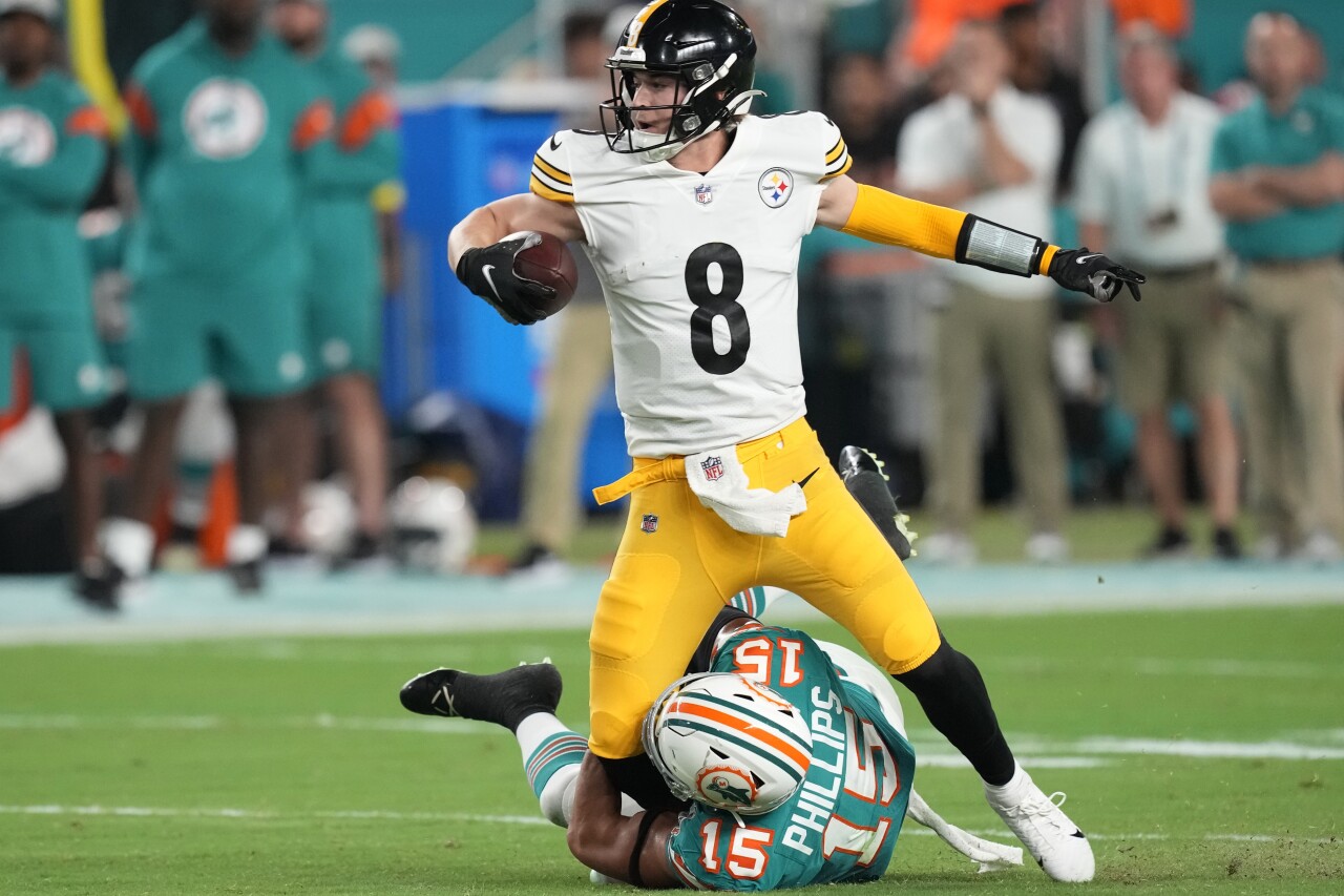 Pittsburgh Steelers QB Kenny Pickett grabbed by Miami Dolphins linebacker Jaelan Phillips in second quarter, Oct. 23, 2022