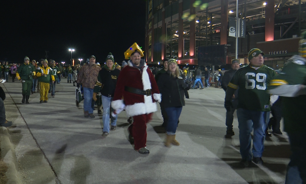 Packers vs. Browns: Fans celebrate Christmas at Lambeau Field