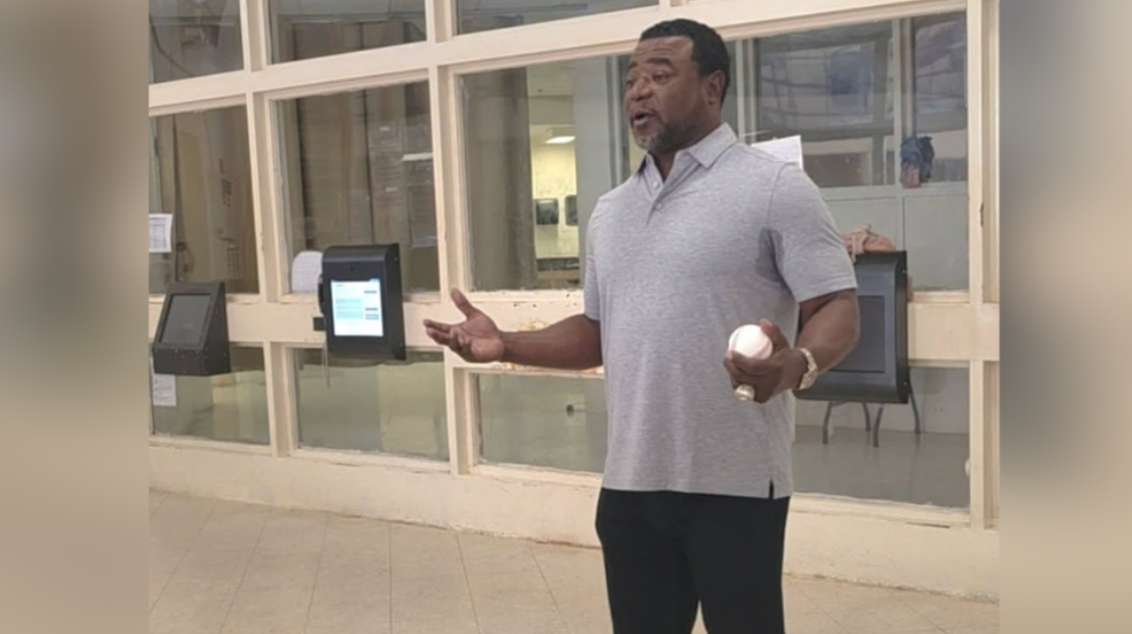 Tom Gordon visited inmates in the Highlands County Jail.