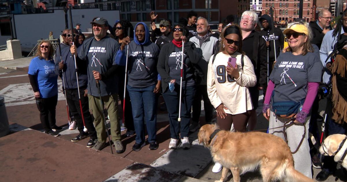 Crowd of blind walkers head downtown for White Cane Day