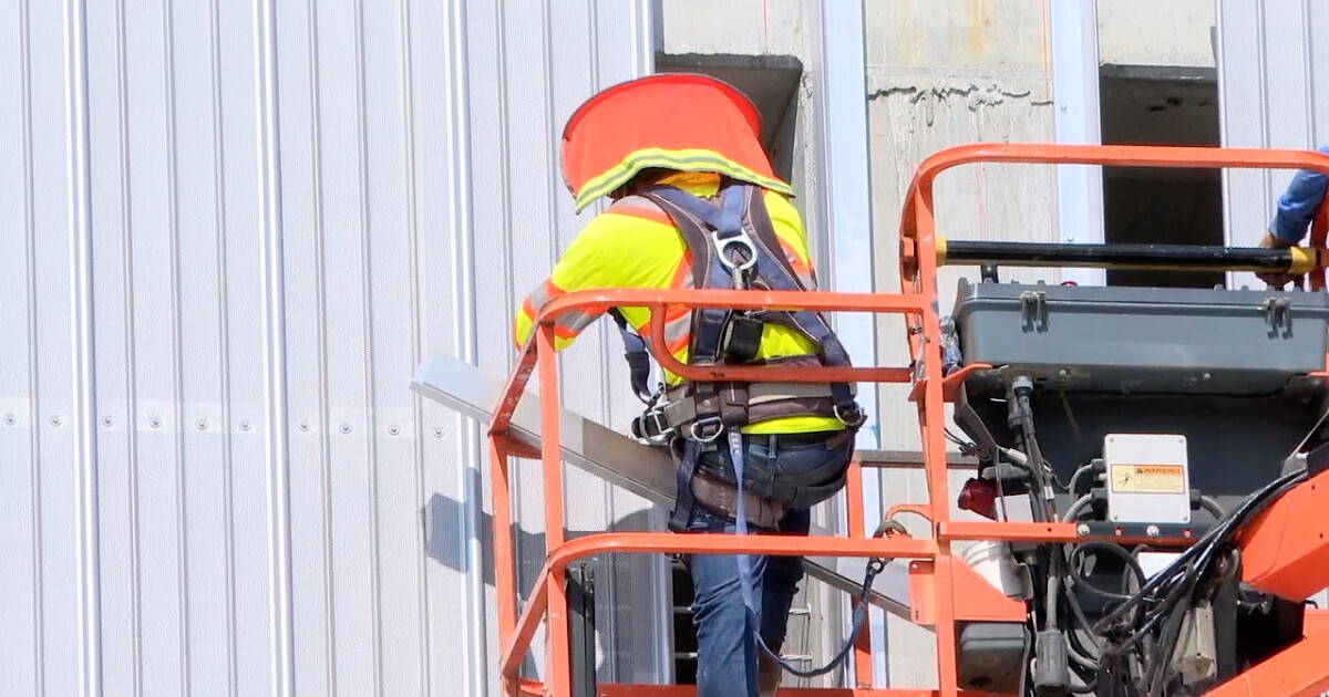 Heat Risks Rise as Workers Fuel Up at Hospital Site