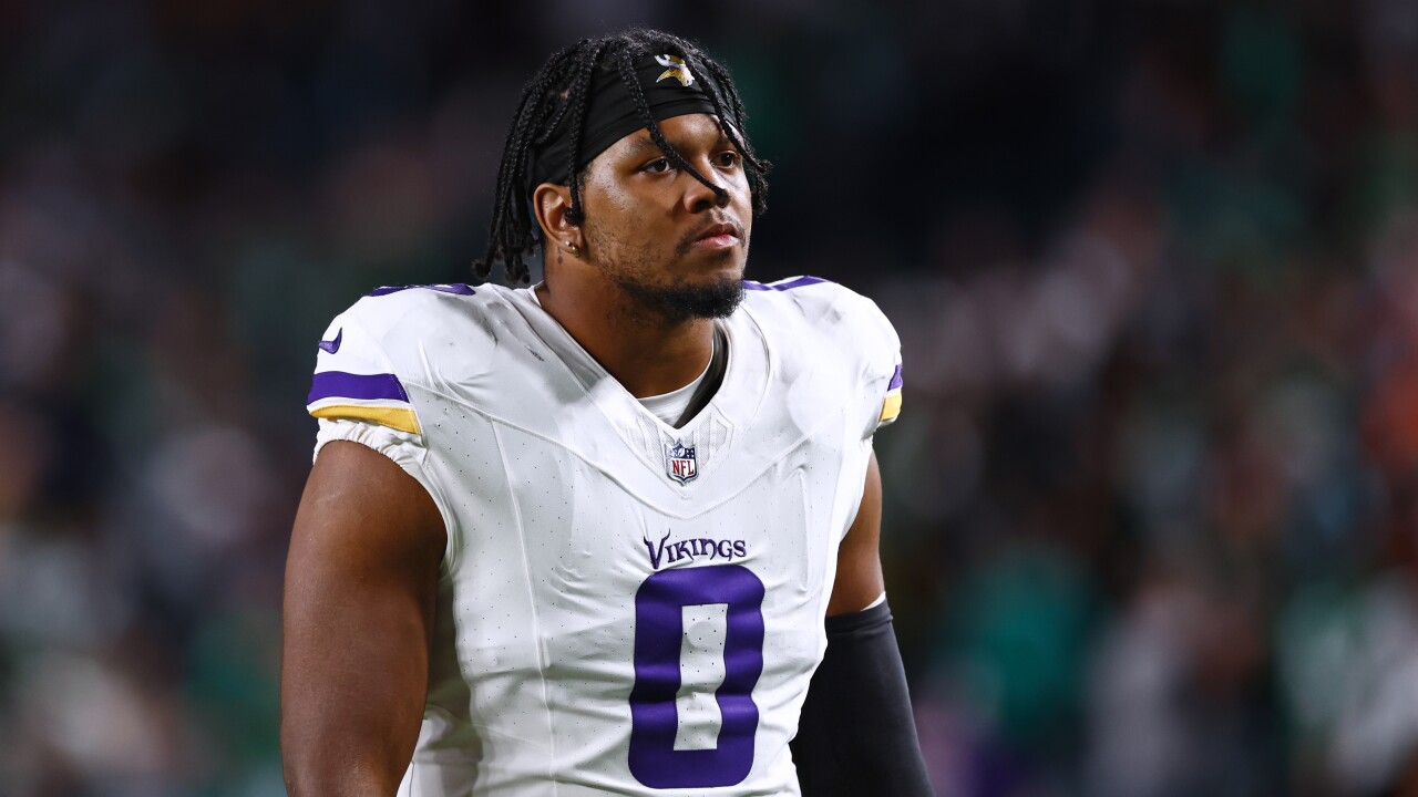 Lions agree to deals with Davenport, Glasgow; acquire Davis, AP