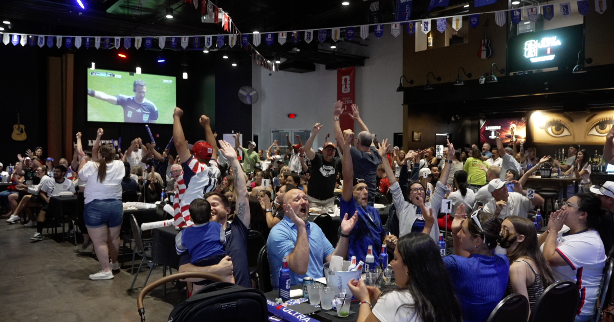 US men's soccer team advances to knockout round, Bakersfield fans celebrate 2-0 win over Australia