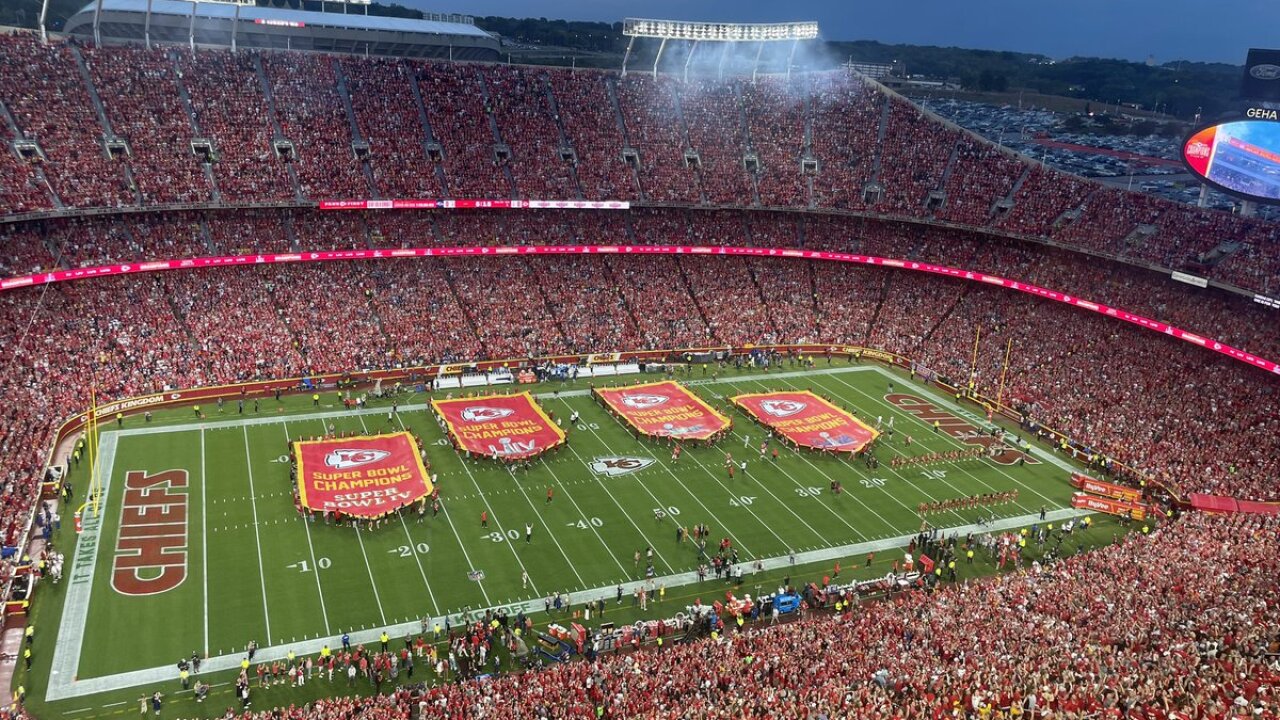 Chiefs unfurl fourth Super Bowl banner at Thursday's season-opening game