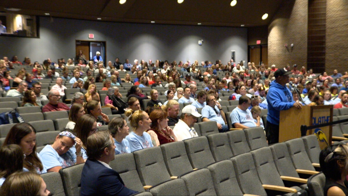 Olathe parents, teachers and students voice concerns with district over school closures
