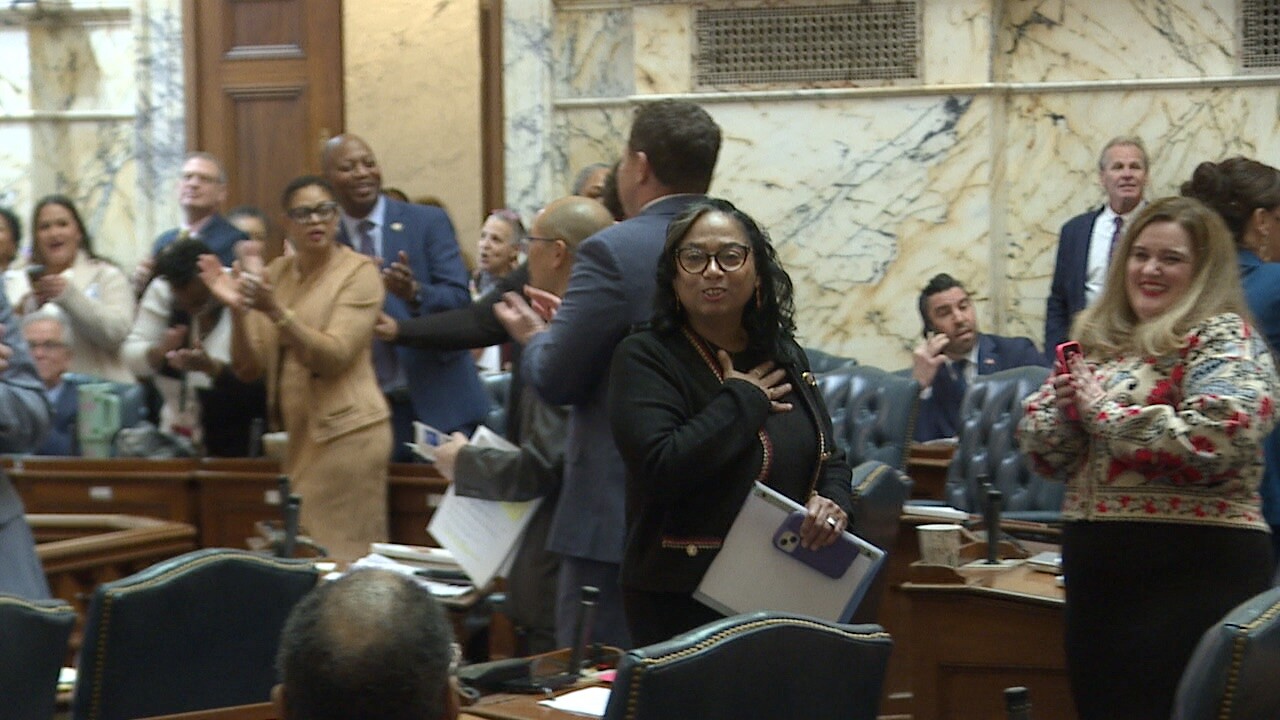 Peña-Melnyk receives standing ovation