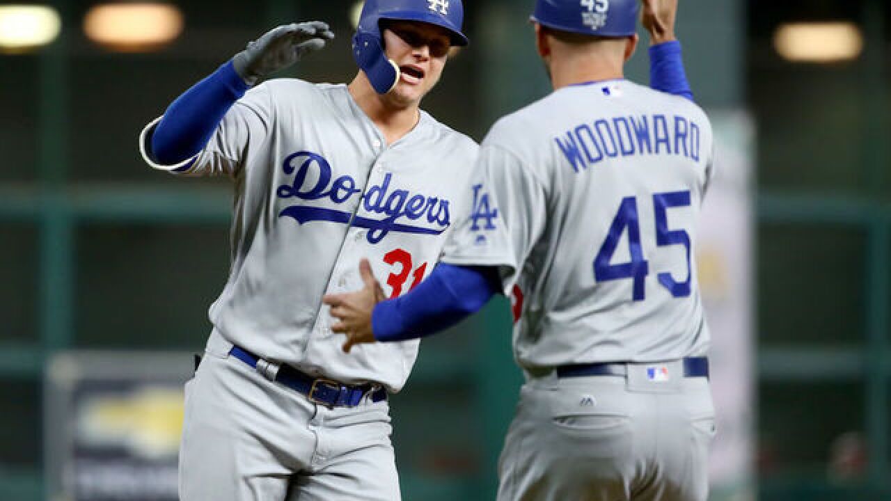 Dodgers even up World Series at 2-2