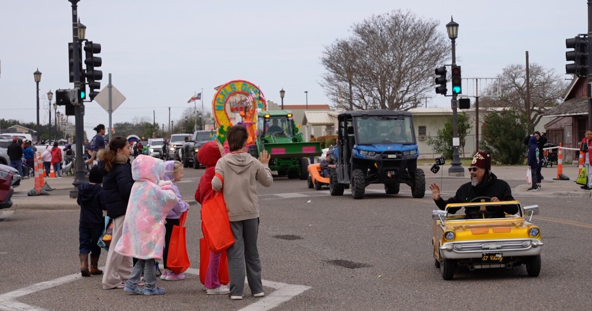 Families brave windy weather for Nueces County Junior Livestock Show Parade