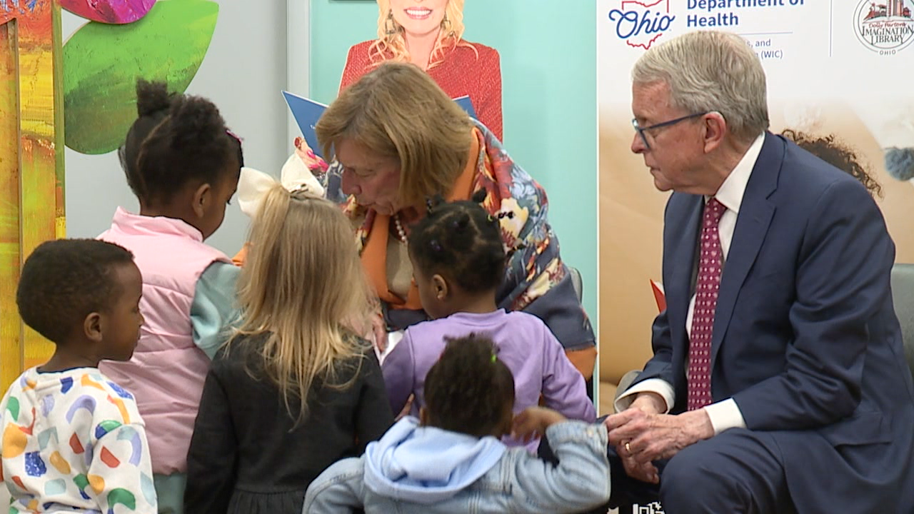 Ohio Gov. Mike DeWine and First Lady Fran DeWine reading to kids