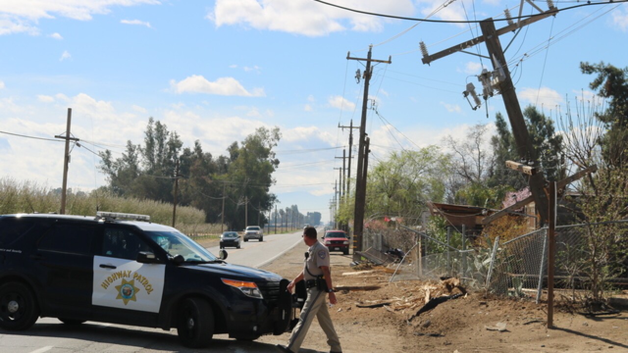 Semi truck crashes into home on Weedpatch