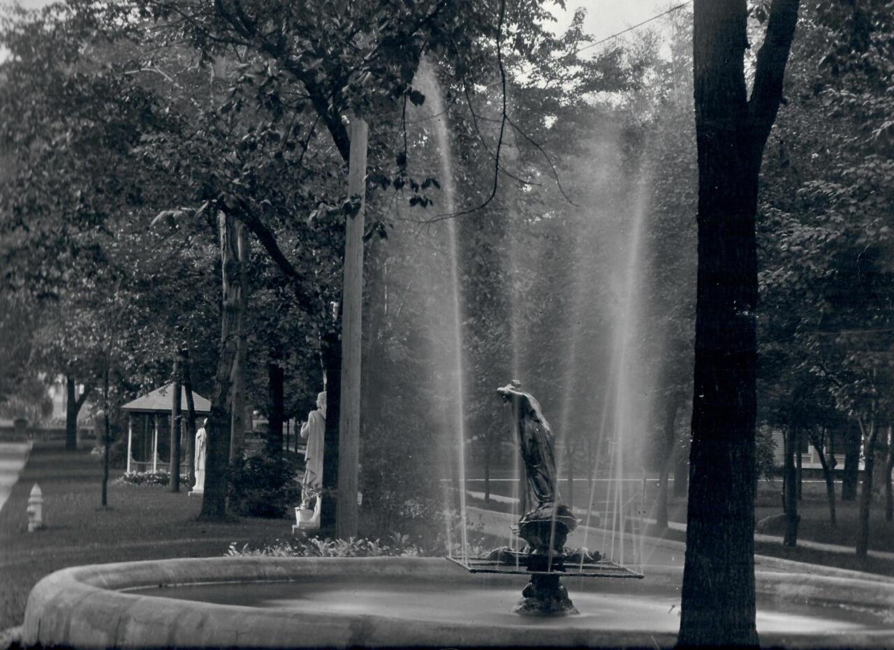 Middle Drive North Fountain looking north with statues circa 1893-1910 good resolution.jpg