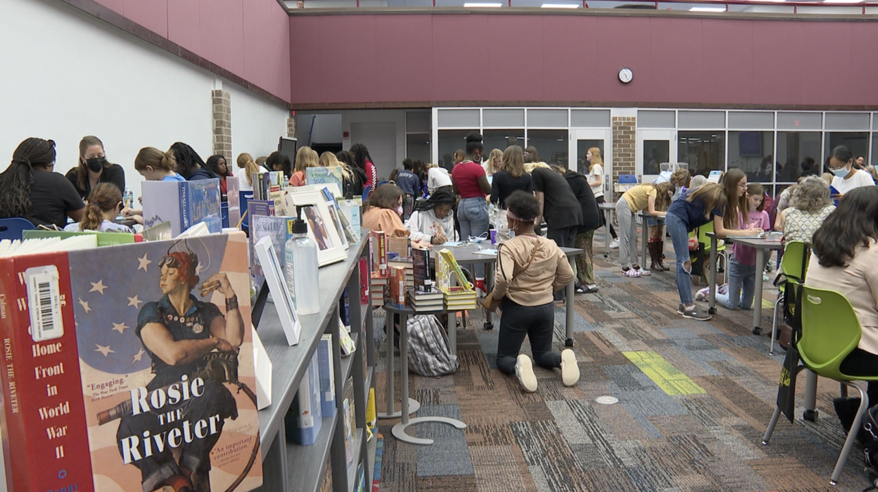 Girls hear stories from female STEM workers on 3/8/2022